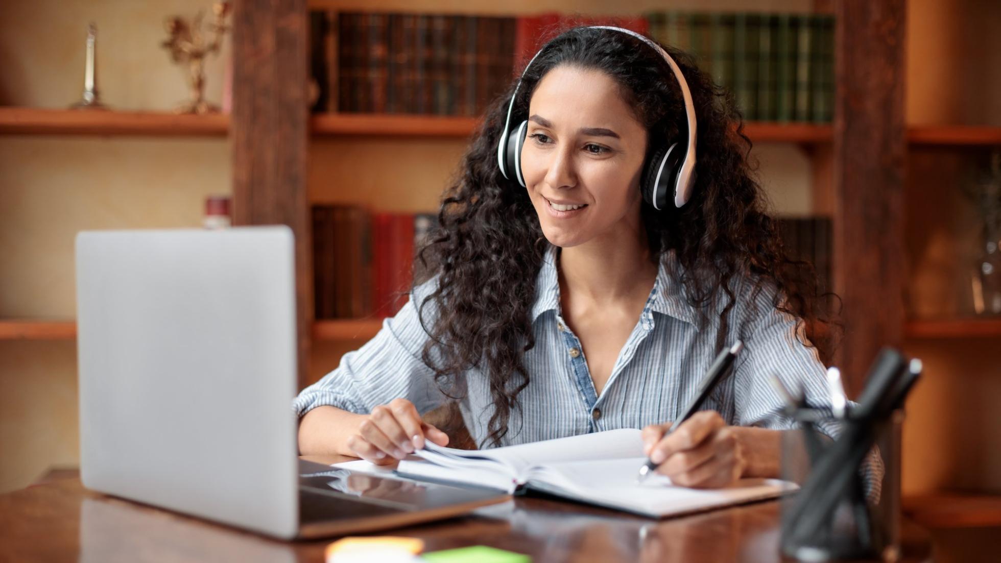 Dozentin bei der Kursentwicklung