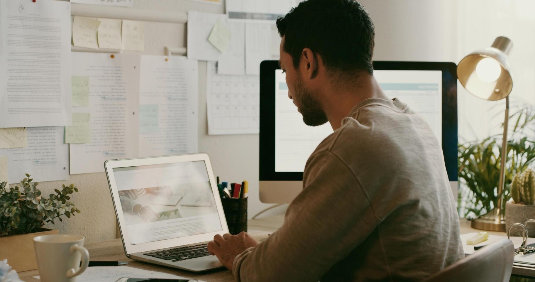 Teilnehmer arbeitet konzentriert an Übungen des Lernprogramms